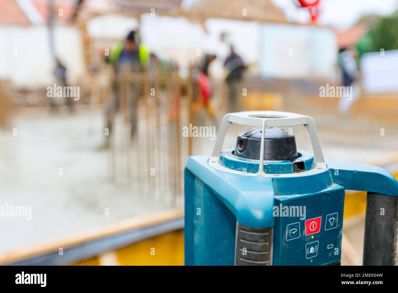 Total center device with laser for leveling other devices to level