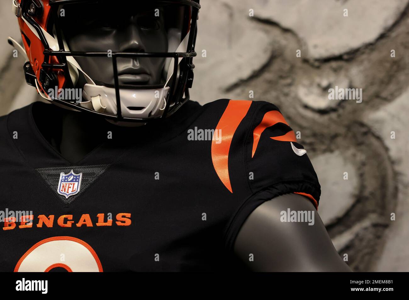 Joe Burrow helps Cincinnati Bengals unveil new uniforms