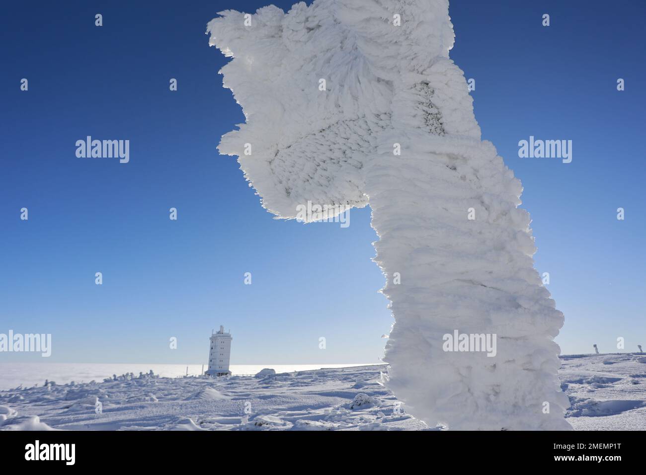 Schierke, Germany. 24th Jan, 2023. Thick ice sheets form on a signpost