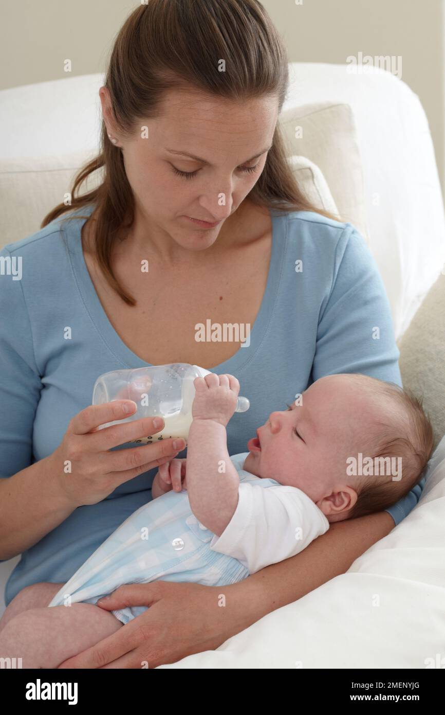 https://c8.alamy.com/comp/2MENYJG/mother-feeding-baby-boy-95-weeks-from-bottle-2MENYJG.jpg