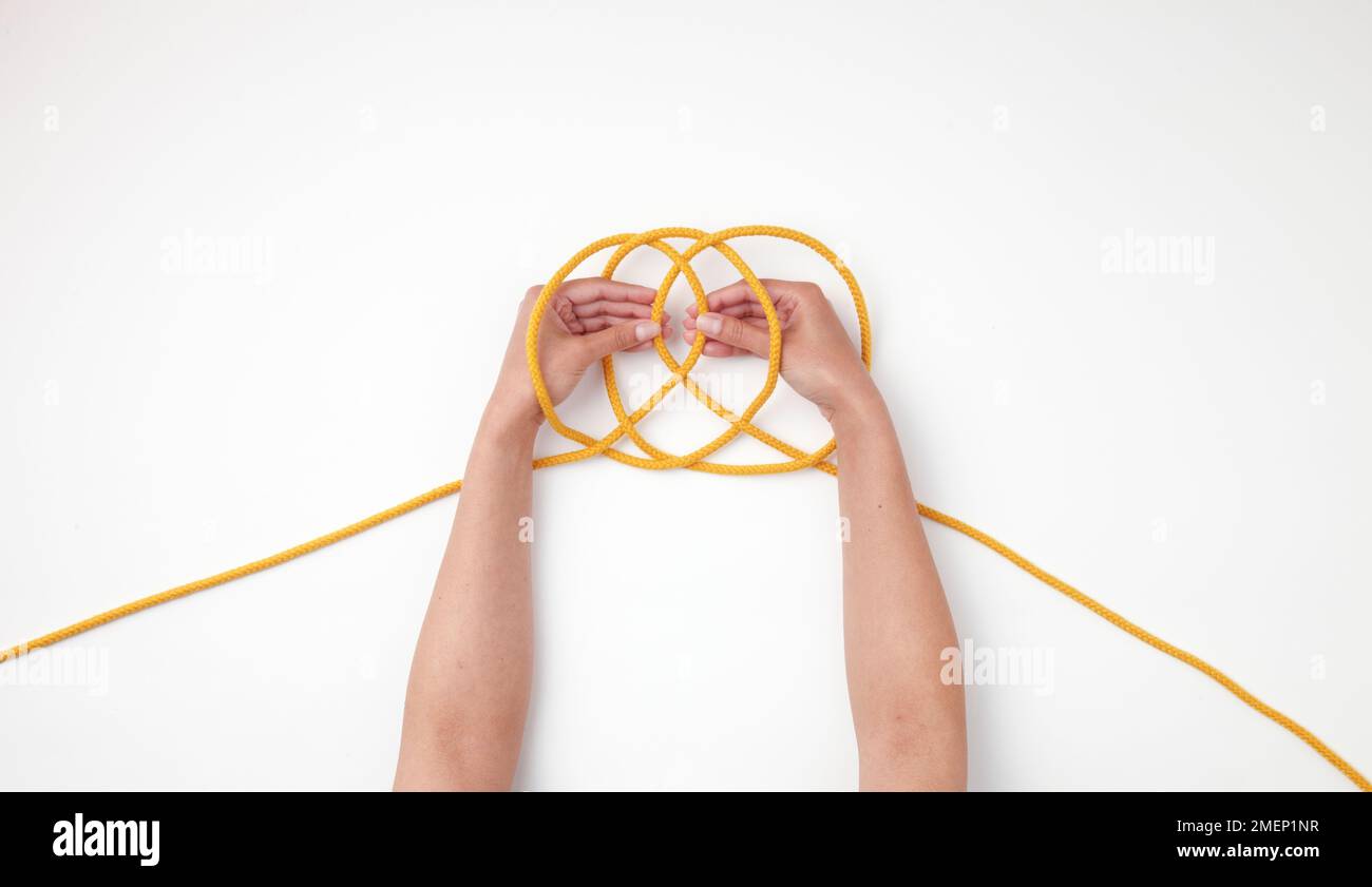 Jury Mast Knot, tying a multiple loop knot, Step 5 Stock Photo