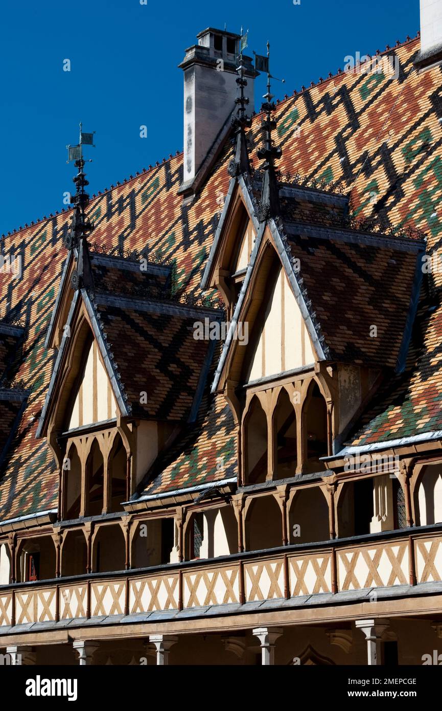 France, Burgundy, Cote d'Or, Beaune, Hospices de Beaune, colourful tiled roof of hospital museum Stock Photo