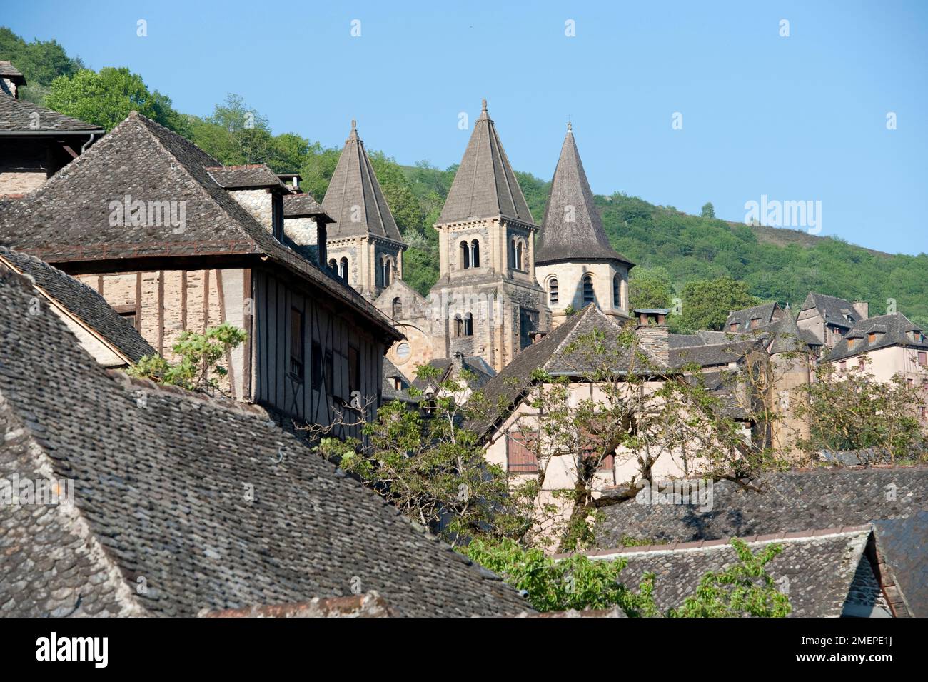 France, Midi-Pyrenees, Aveyron, Conques, view of medieval village and Abbey Church of Saint Foy Stock Photo