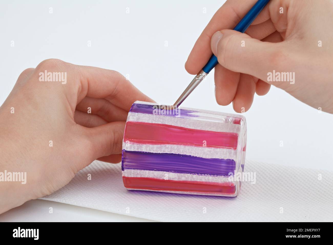 Hand holding paintbrush hi-res stock photography and images - Alamy