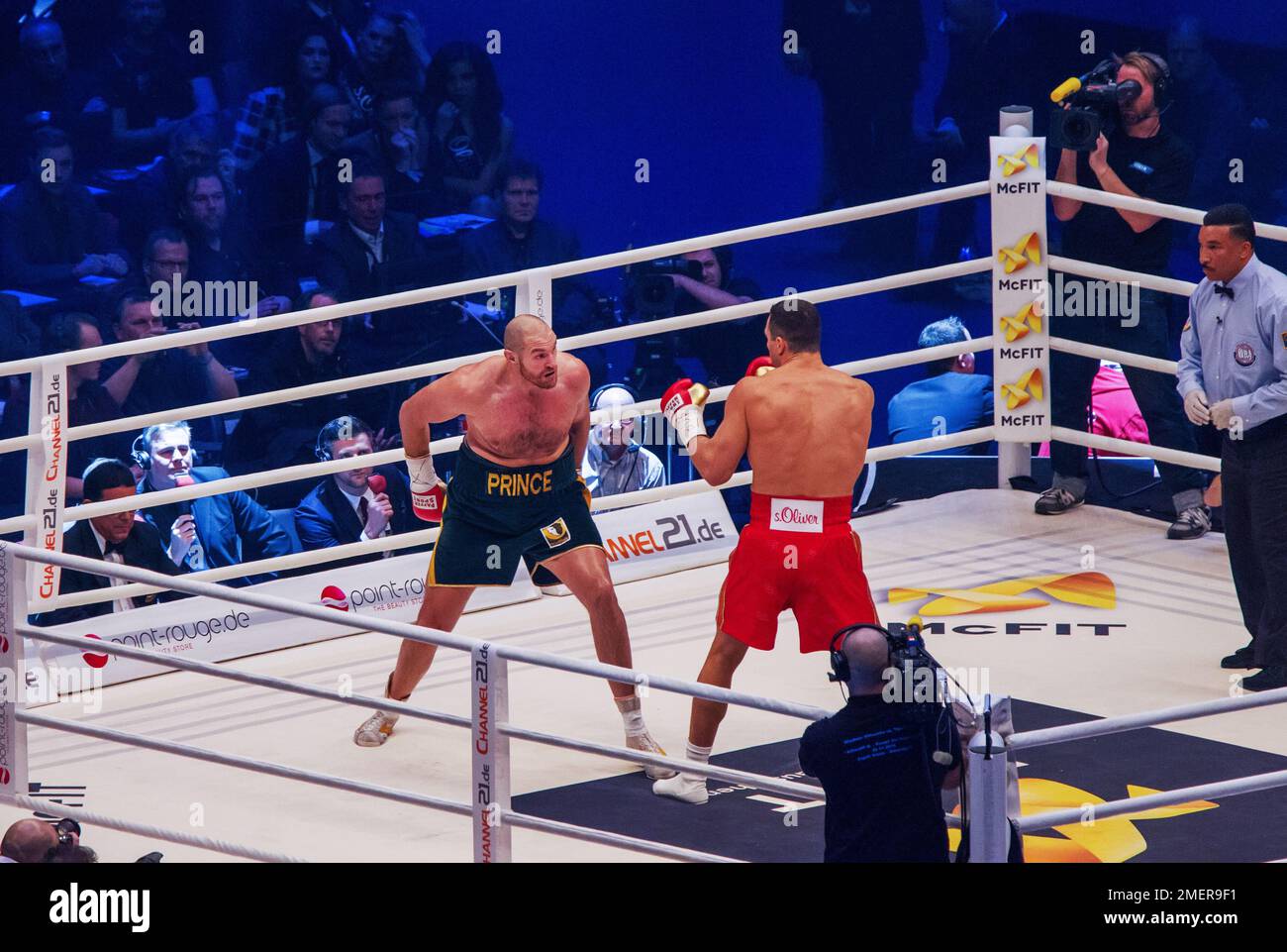 11-28-2015 Dusseldorf, Germany. Tyson Fury hides his hands behind his back in the style of Muhammad Ali so psichological attack on Vladimir Klitschko Stock Photo