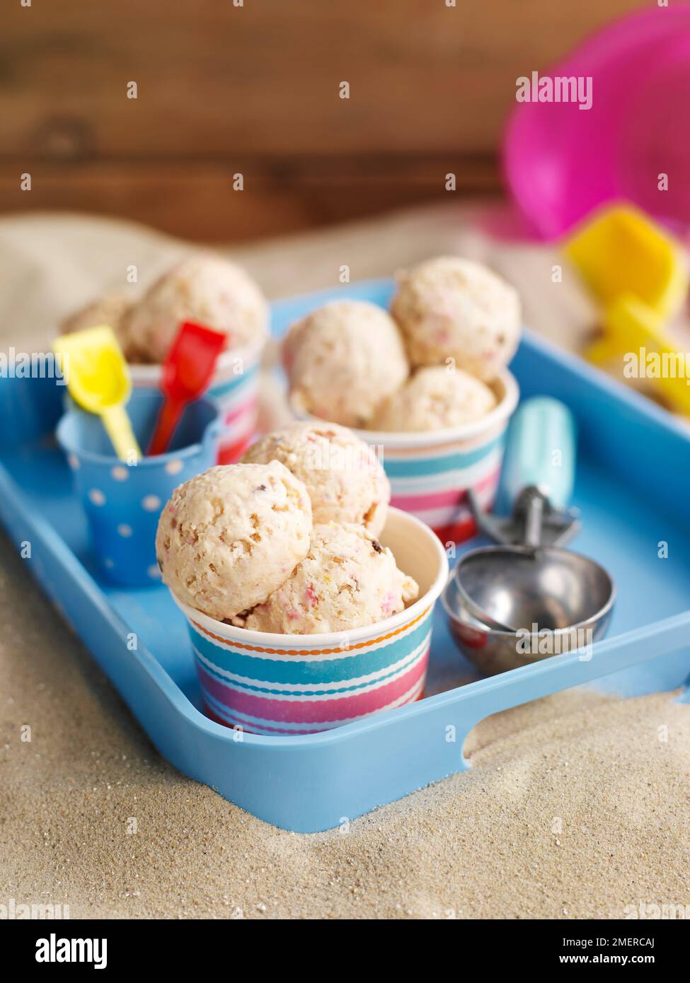 Frozen yoghurt dessert containing marshmallows, fudge, chocolate