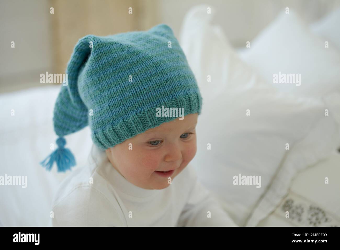 Boy smiling wearing blue hi-res stock photography and images - Alamy