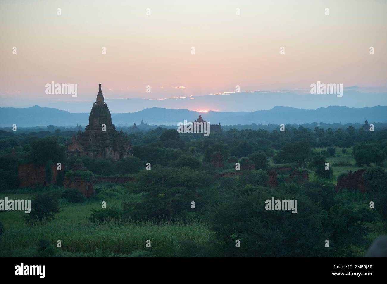 Bagan temples plain landscape hi-res stock photography and images - Alamy
