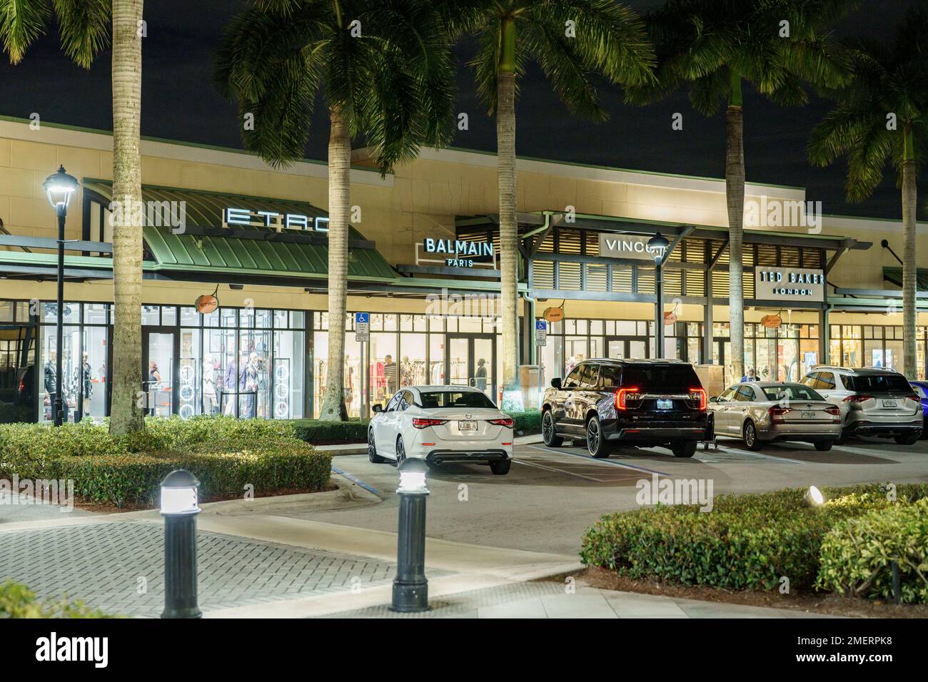 Mediabakery - Photo by Age Fotostock - Florida, Fort Ft Lauderdale,  Sunrise, Sawgrass Mills Mall, entrance, sign, alligator