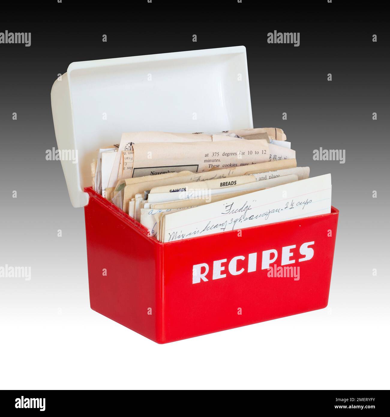 1950s vintage Mid-Century Modern red and white plastic Lustroware recipe box for collecting family recipes and newspaper clippings. Stock Photo