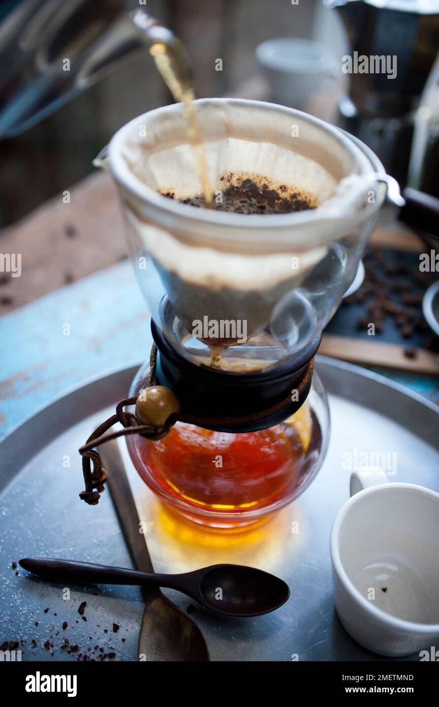 Caffe Touba, vassoio contenente caraffa di vetro e tre tazze di caffè  speziato Foto stock - Alamy