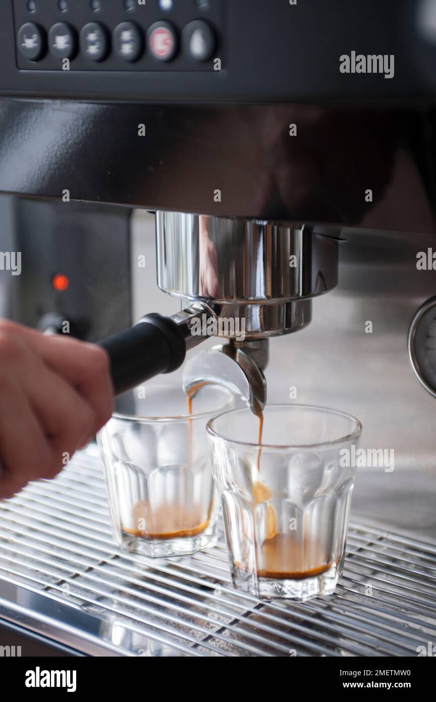 https://c8.alamy.com/comp/2METMW0/breve-brewing-espresso-into-two-shot-glasses-2METMW0.jpg