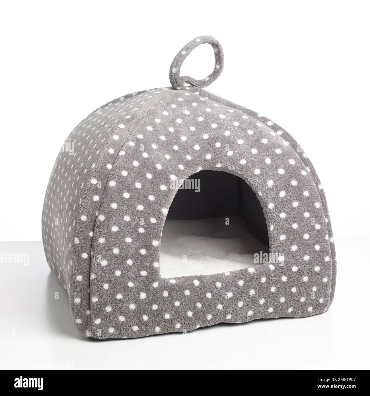 Cat bed igloo Stock Photo Alamy