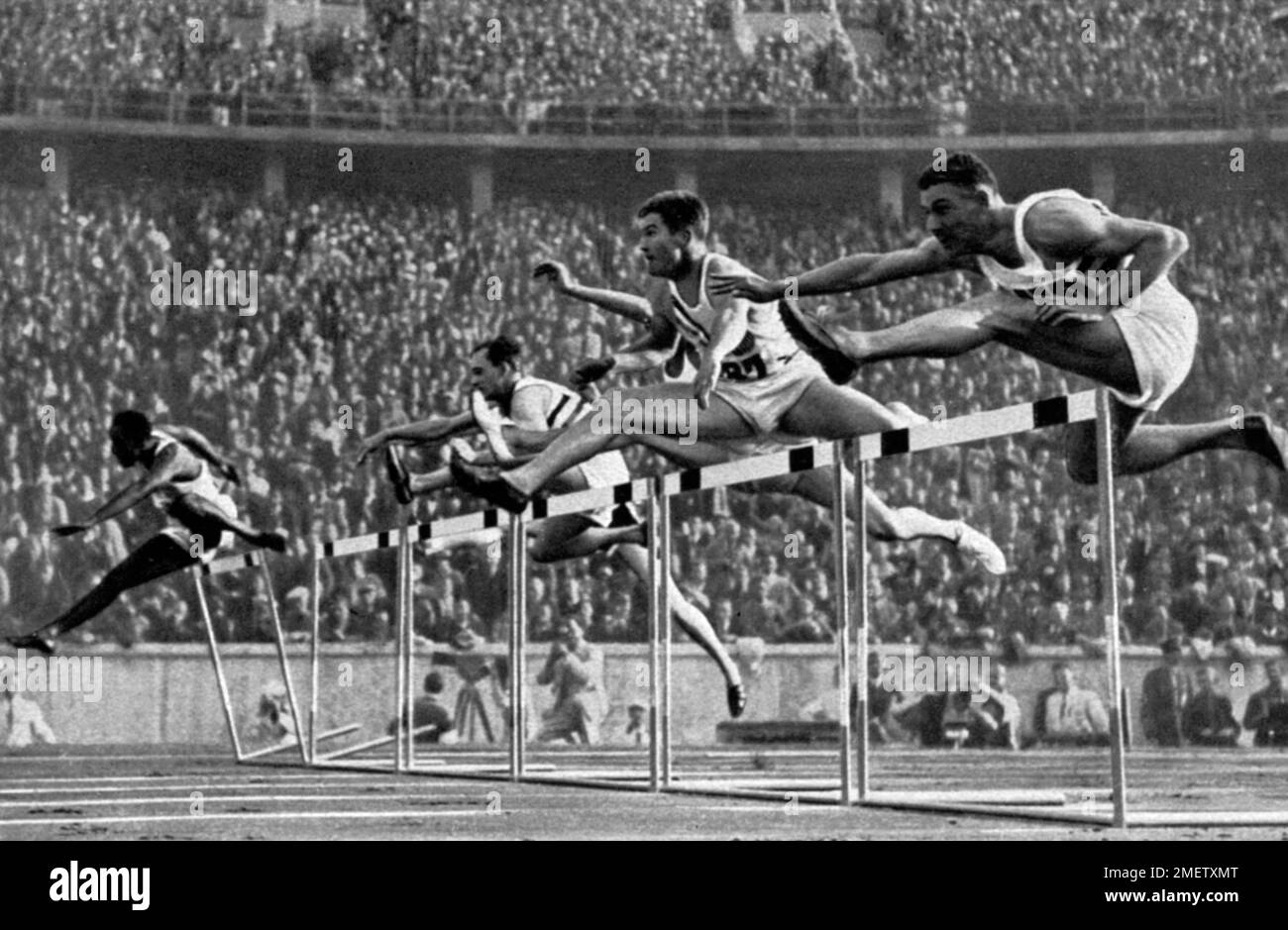 Forrest Towns runs the new world record in the intermediate run with 14