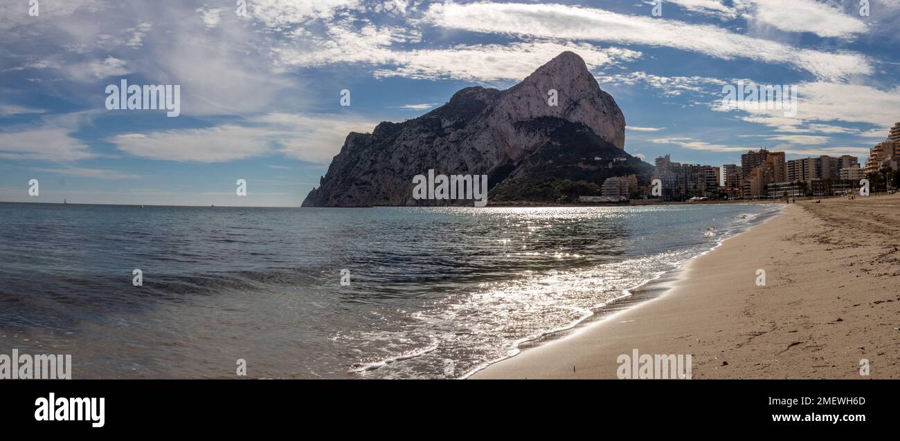 Fotografía panorámica desde una playa de Calpe y su Peñón de Ifach al fondo, España Stock Photo