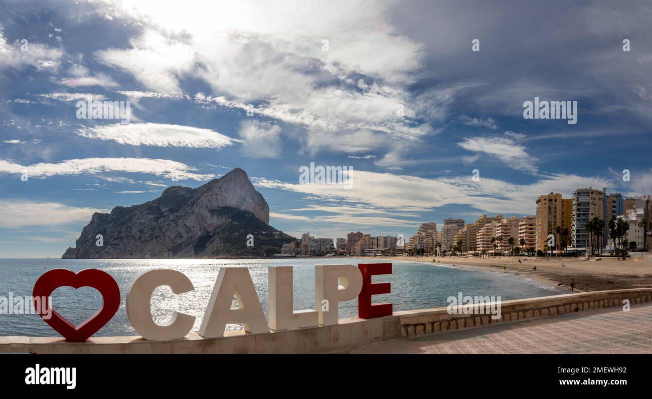 Fotografía panorámica de una playa de Calpe y su peñón de Ifach al fondo, desde el paseo marítimo, España Stock Photo