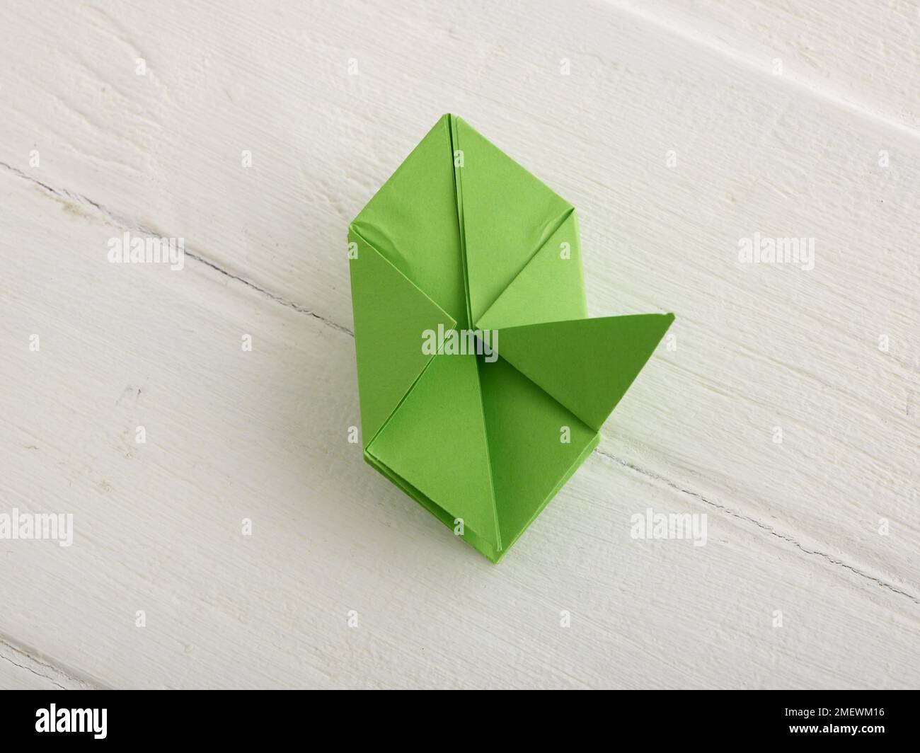 Paper Craft. DIY Origami Fairy Lights Step 10 Stock Photo - Alamy