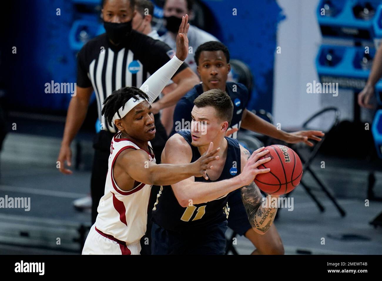 Oral Roberts Guard Carlos Jurgens 11 Looks To Pass Around Arkansas oral-roberts-guard-carlos-jurgens-11-looks-to-pass-around-arkansas