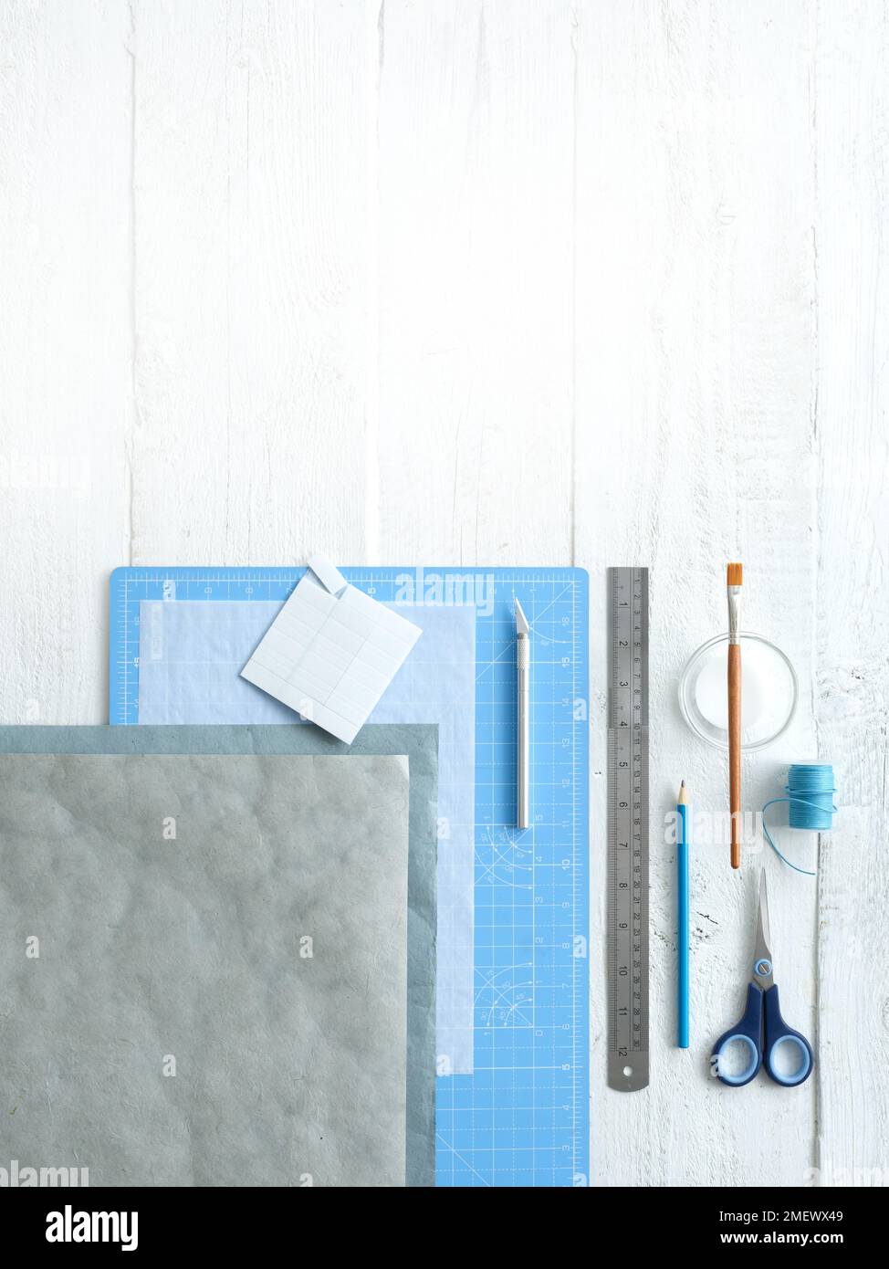 Papercraft Paper crown materials Stock Photo Alamy