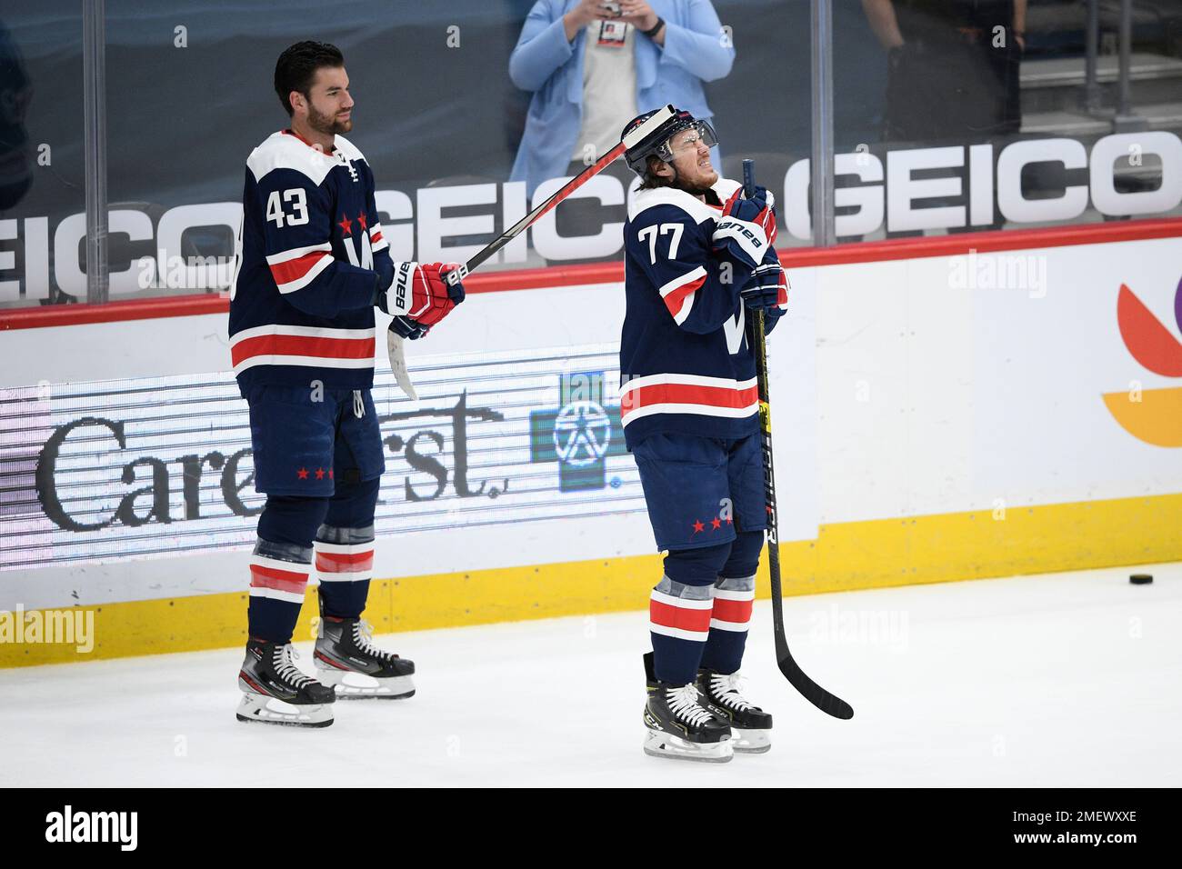 Washington Capitals right wing Tom Wilson (43) warms up before an