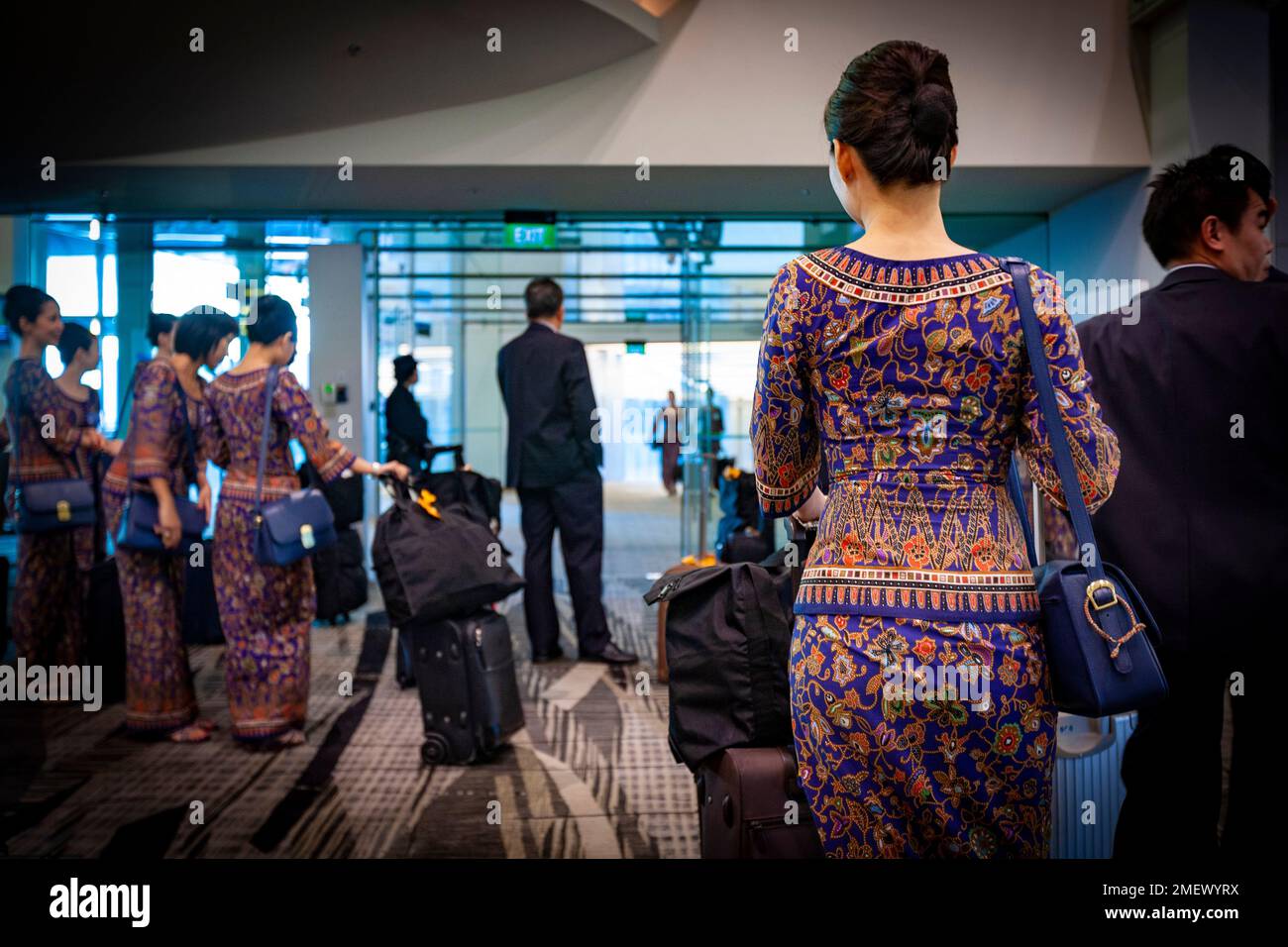 Malaysian Ari Hostess and Pilots near the boarding gate at Changi Airport Stock Photo