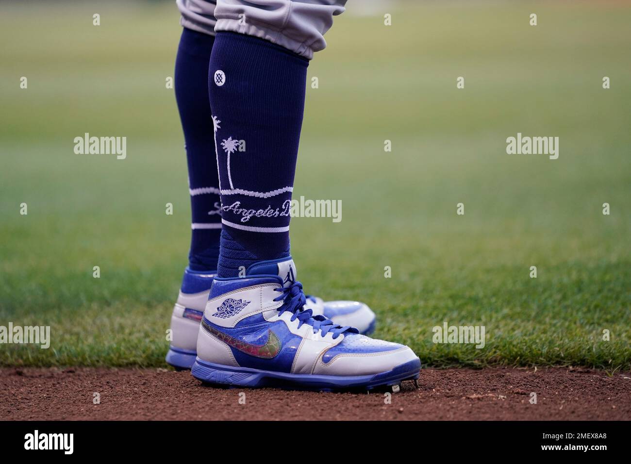 Los Angeles Dodgers right fielder Mookie Betts (50) wears