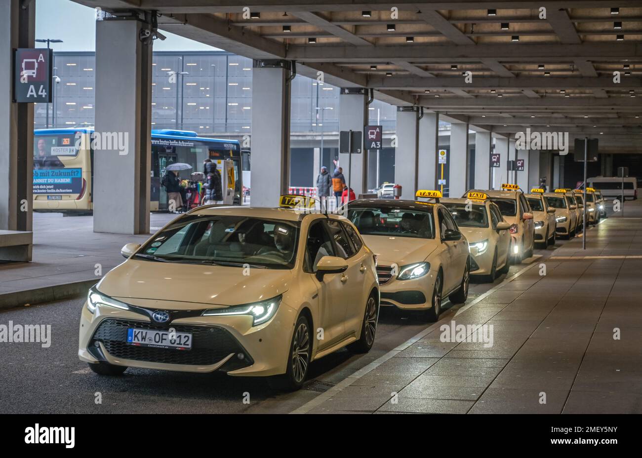 Taxis, Hauptgebäude, Terminal 1, Flughafen BER, Berlin-Brandenburg, Deutschland Stock Photo