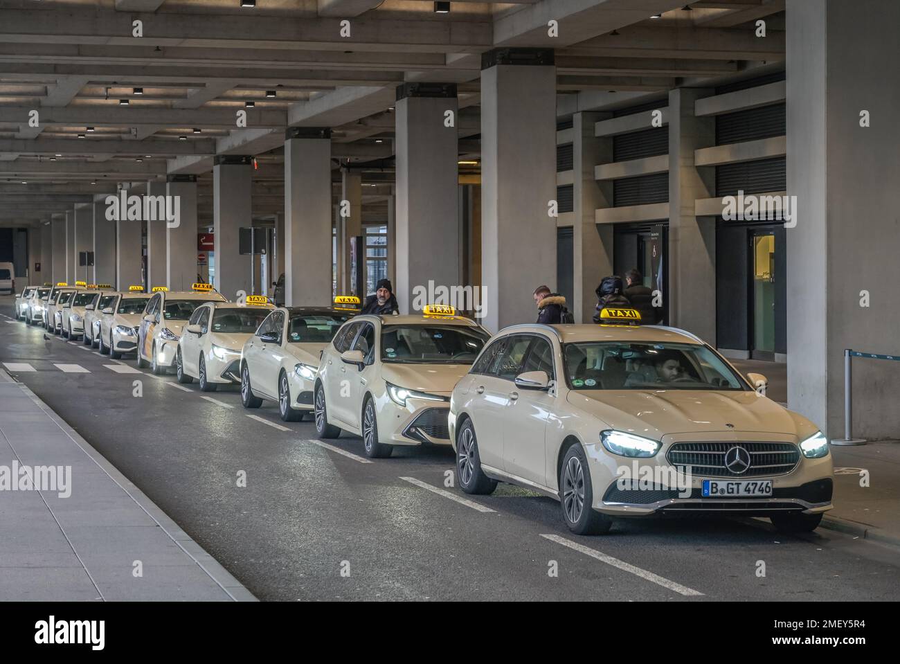 Taxis, Hauptgebäude, Terminal 1, Flughafen BER, Berlin-Brandenburg, Deutschland Stock Photo