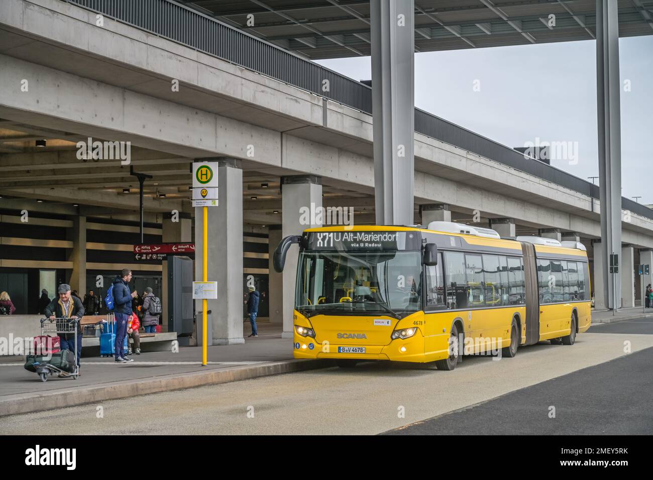 Bushaltestelle, Bus, Hauptgebäude, Terminal 1, Flughafen BER, Berlin-Brandenburg, Deutschland Stock Photo