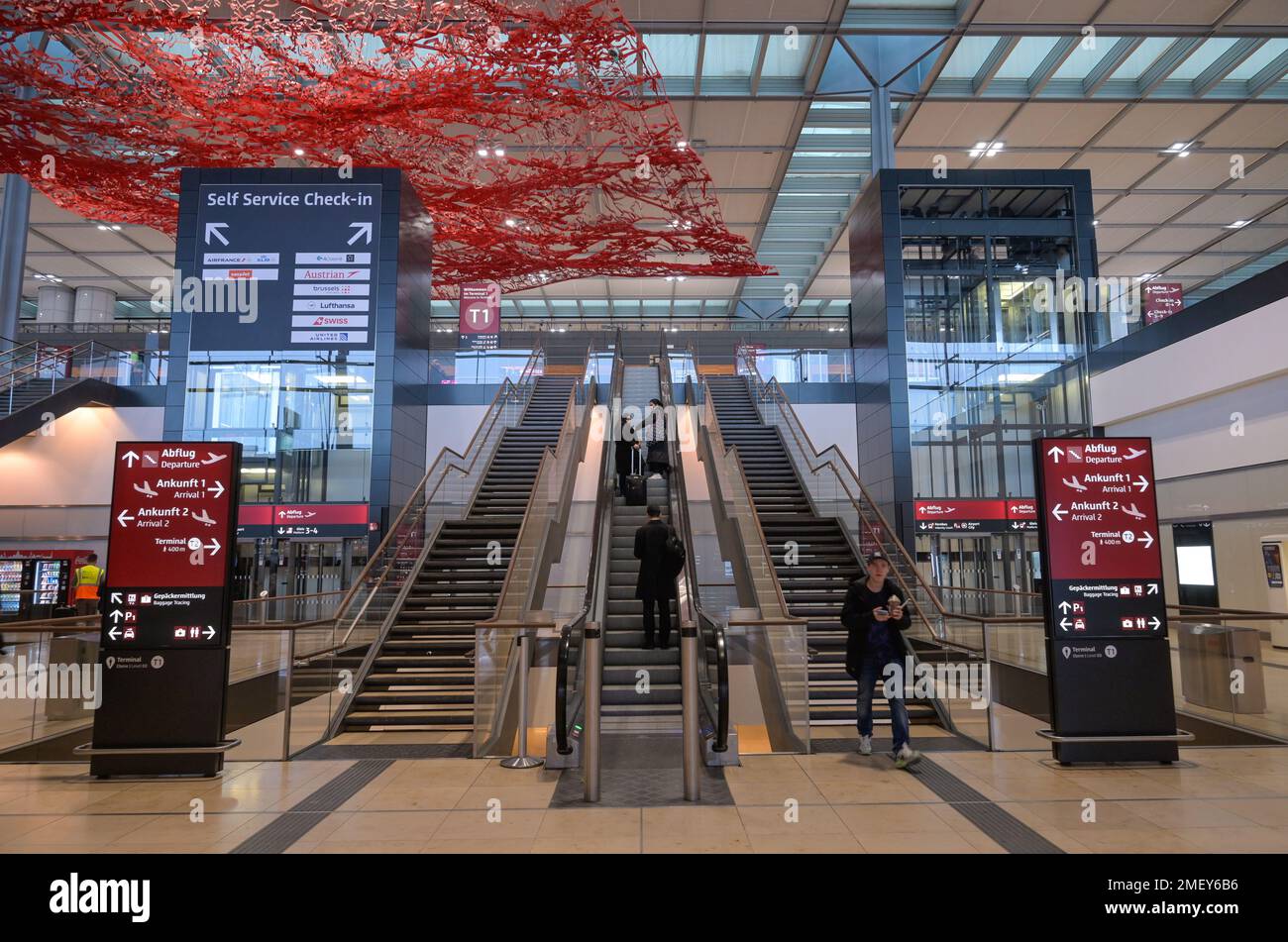 Rolltreppe, Zentrale Abfertigungshalle, Hauptgebäude, Terminal 1, Flughafen BER, Berlin-Brandenburg, Deutschland Stock Photo
