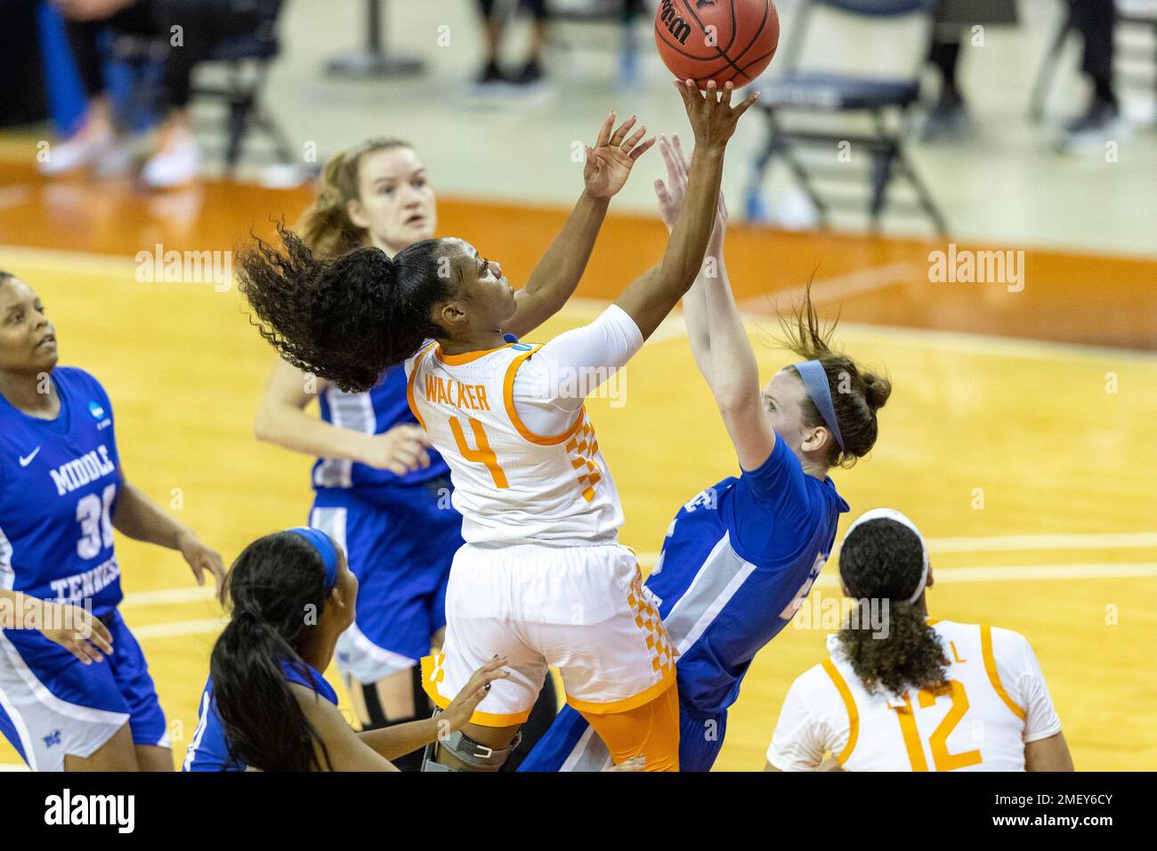 Tennessee guard Jordan Walker (4) goes to the basket over Middle