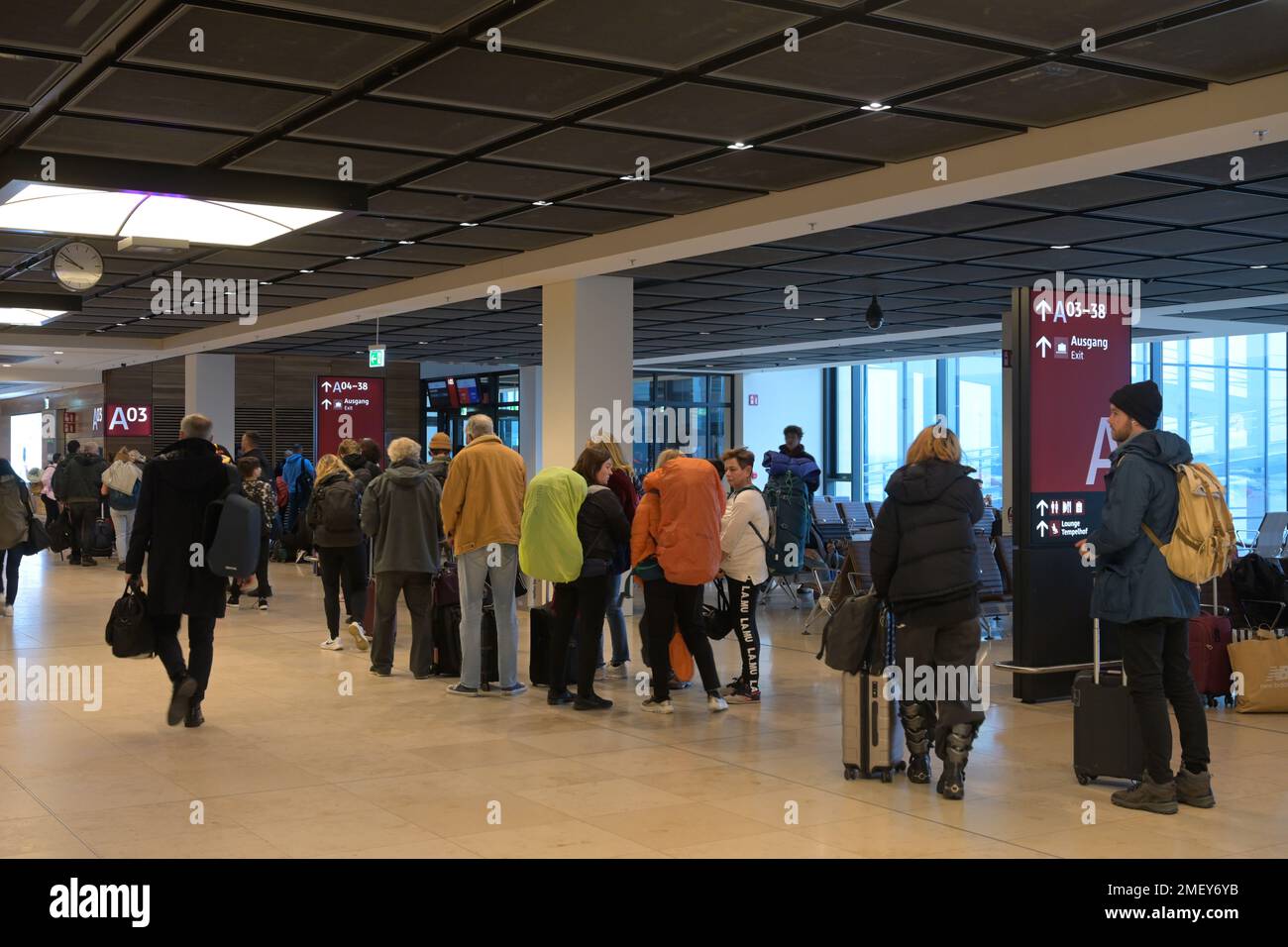 Reisende, Schlange zur Abfertigung am Gate, Terminal 1, Flughafen BER, Berlin-Brandenburg, Deutschland Stock Photo