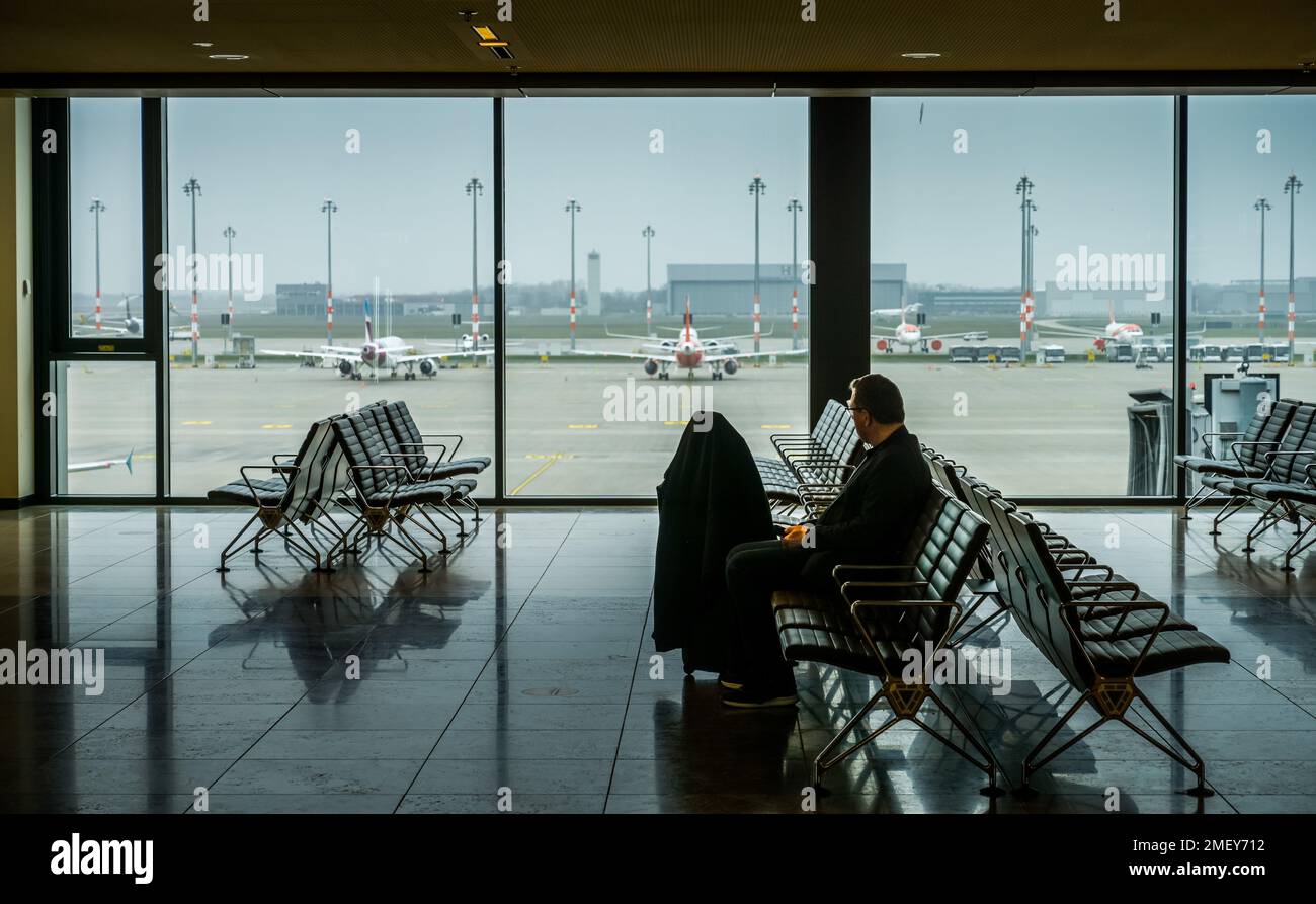 Reisender, Warten am Gate, Terminal 1, Flughafen BER, Berlin-Brandenburg, Deutschland Stock Photo