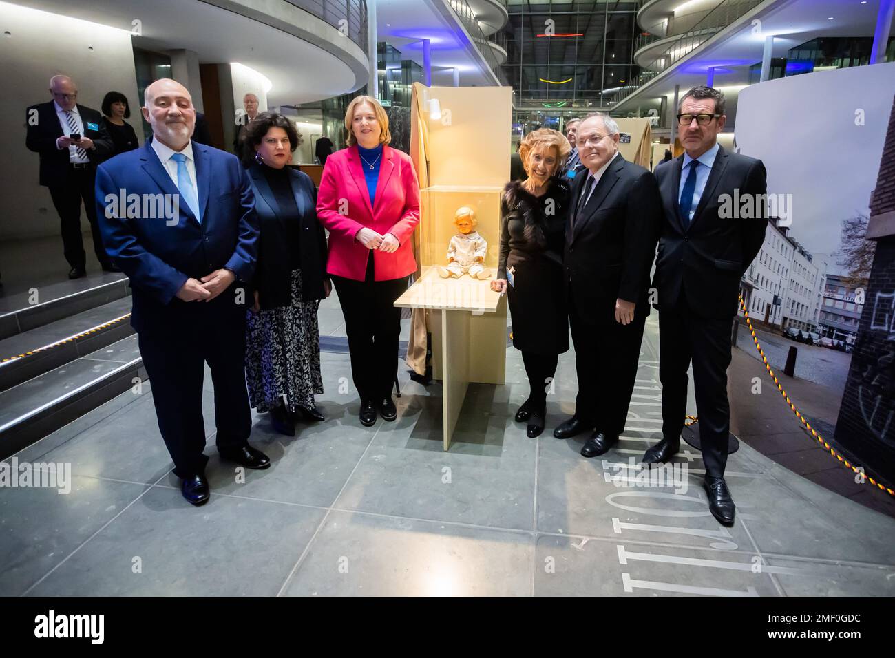 24 January 2023, Berlin: Ron Prosor (l-r), Ambassador of Israel to Germany, Ruth Ur, Executive Director of the Friends of Yad Vashem and curator of the exhibition, Bundestag President Bärbel Bas (SPD) Lore Mayerfeld, contemporary witness, Dani Dayan, Chairman of the Holocaust Memorial Yad Vashem in Jerusalem, and Kai Diekmann, Chairman of the Friends of Yad Vashem, stand together for a photo next to the doll named Inge by Lore Mayerfeld at the opening of the exhibition 'Sixteen Objects - Seventy Years of Yad Vashem' on the occasion of the Day of Remembrance for the Victims of National Sociali Stock Photo