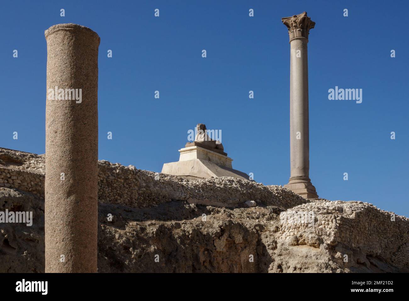 Pompey’s Pillar and sphinx site of Temple of Serapis in the Karmous quarter in south west area of the city of Alexandria, Egypt Stock Photo