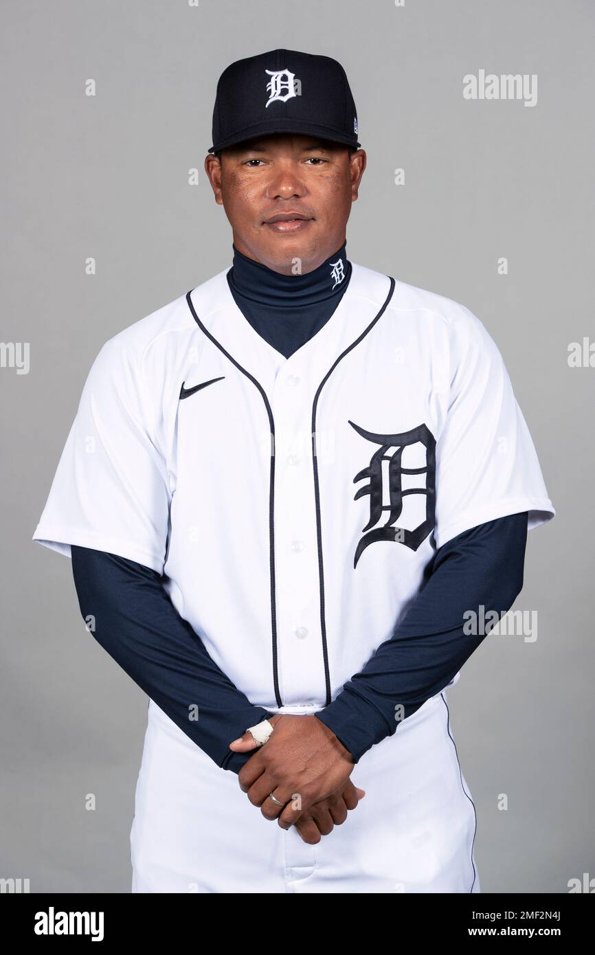 Detroit Tigers retain third base coach Ramon Santiago