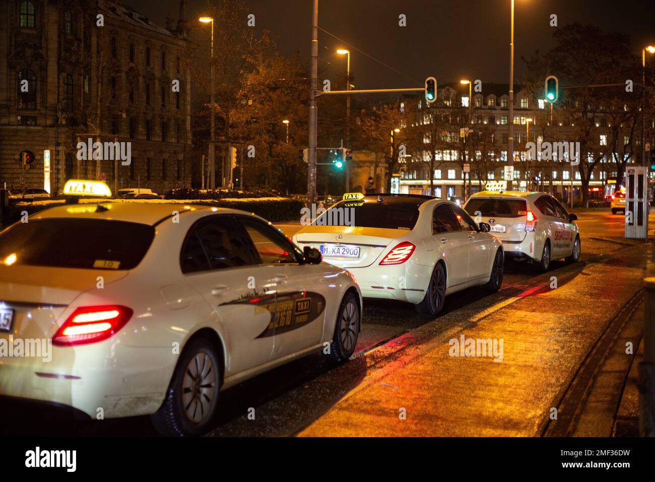 Munich, Germany. 24th Jan, 2023. Several cabs are waiting at a taxi stand. In many stores in Munich, Germany there are winter sales up to 70% on January 24, 2023. A few people use the sales and buy some fashion items. (Photo by Alexander Pohl/Sipa USA) Credit: Sipa USA/Alamy Live News Stock Photo