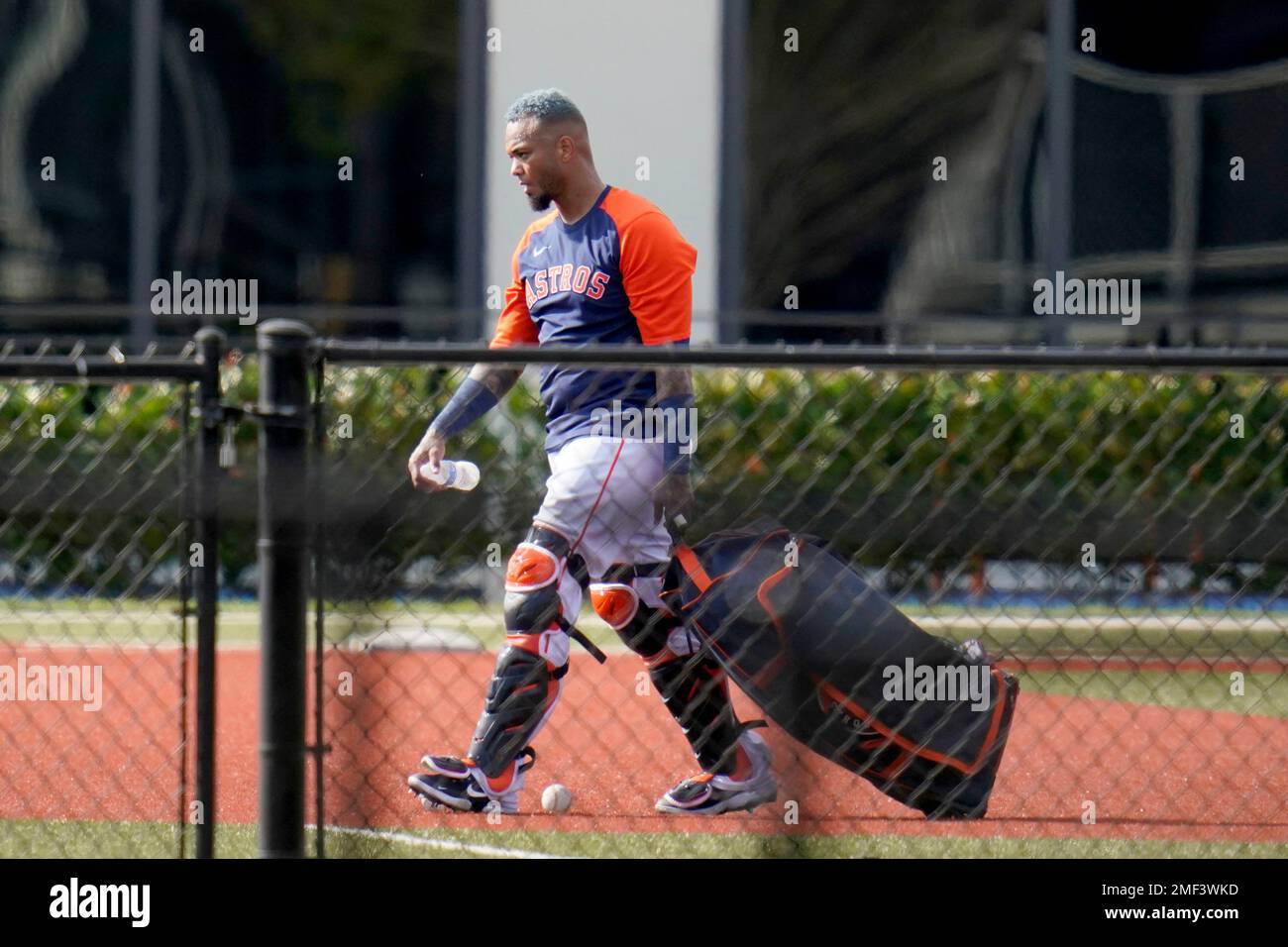 Houston Astros catcher Martin Maldonado rolls a bag during spring