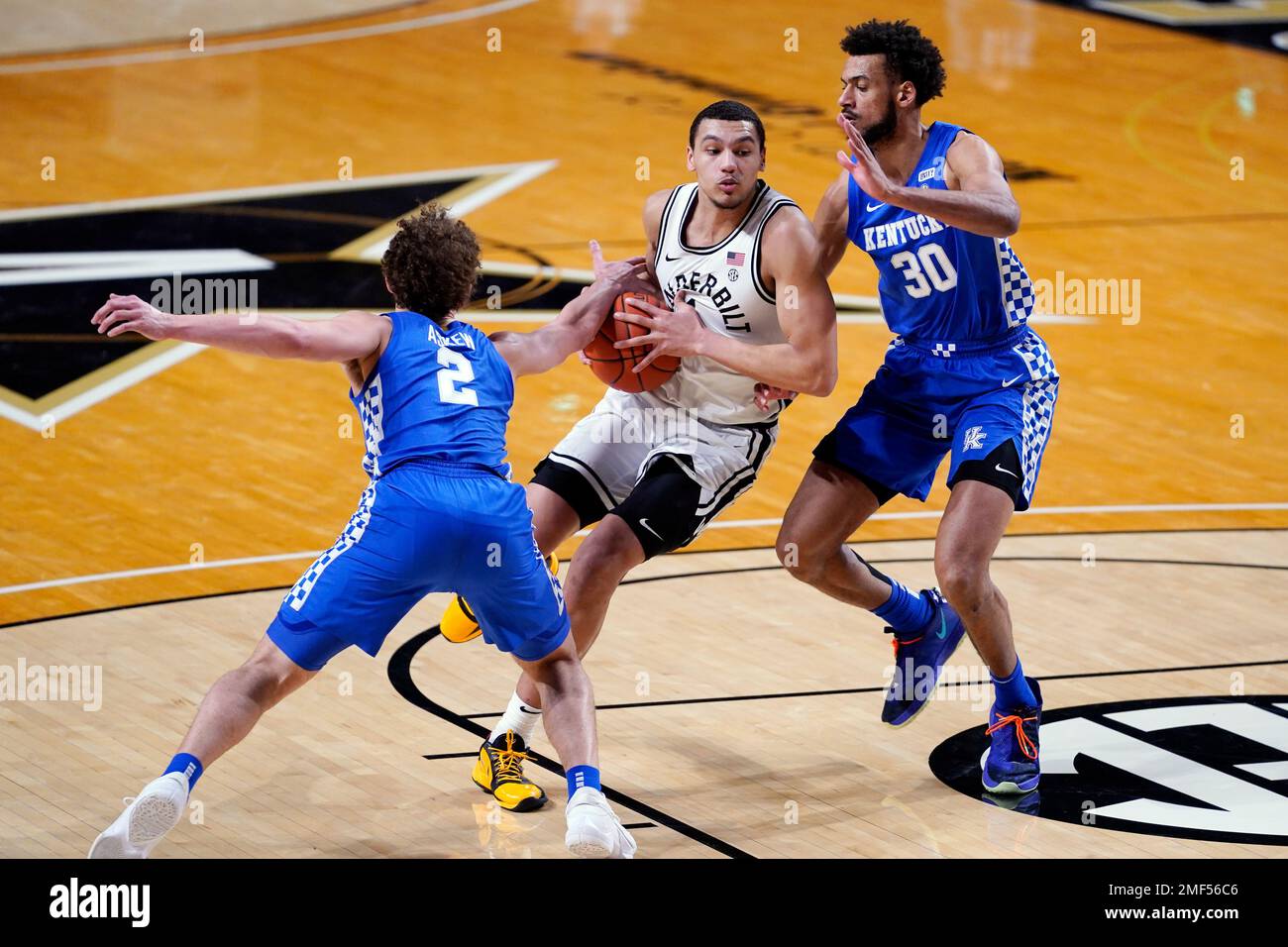 Vanderbilt forward Dylan Disu, center, drives between Kentucky