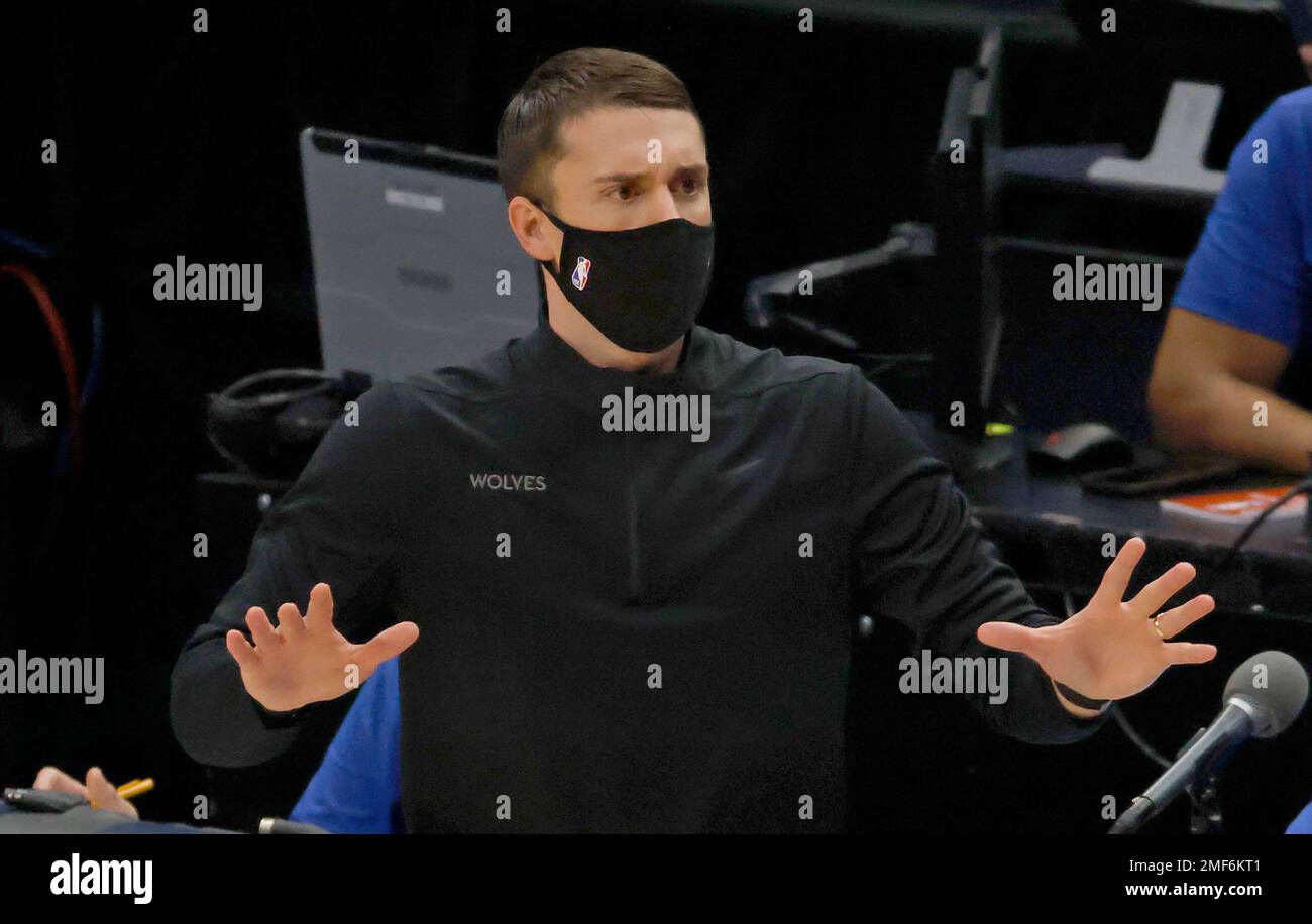 Minnesota Timberwolves head coach Ryan Saunders calls a play against ...