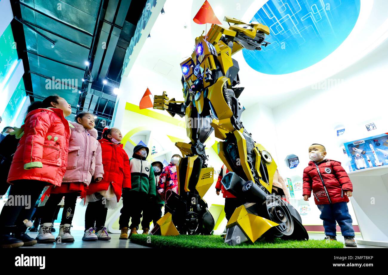 ZHANGYE, CHINA - JANUARY 24, 2023 - Children watch a robot show at Zhangye Science and Technology Museum in Linze county of Zhangye city, Northwest Ch Stock Photo