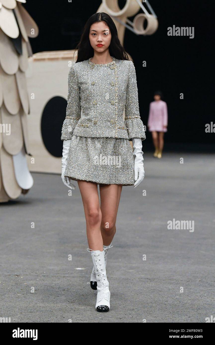 Paris, France. 24th Jan, 2023. CHANEL Haute Couture Spring-Summer 2023  Runway during Haute Couture Week on January 2023 - Paris, France 24/01/2023  Credit: dpa/Alamy Live News Stock Photo - Alamy