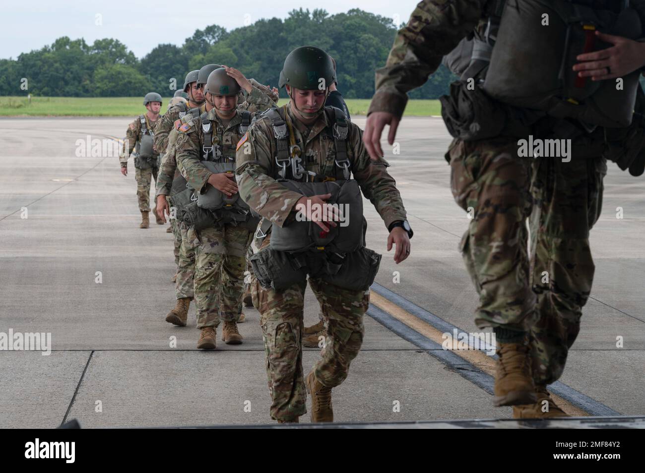 Members of Jumpmaster School Class 00722 board a U.S. Air Force C17