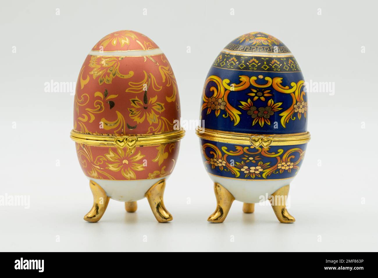 Huevos típicos rusos abiertos y cerrados, aislado con fondo blanco Stock Photo