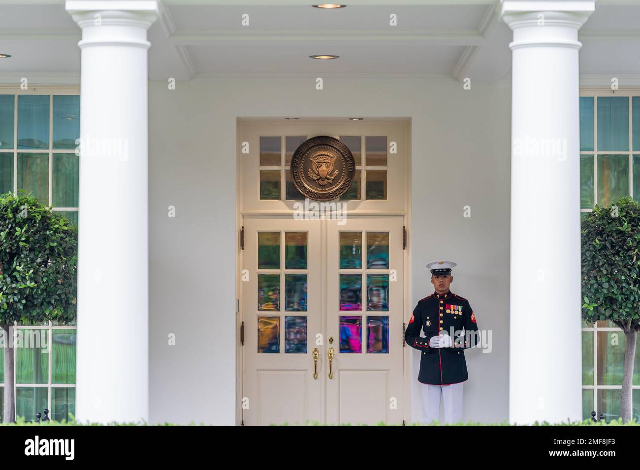 Reportage A U.S. Marine sentry is posted outside the West Wing lobby