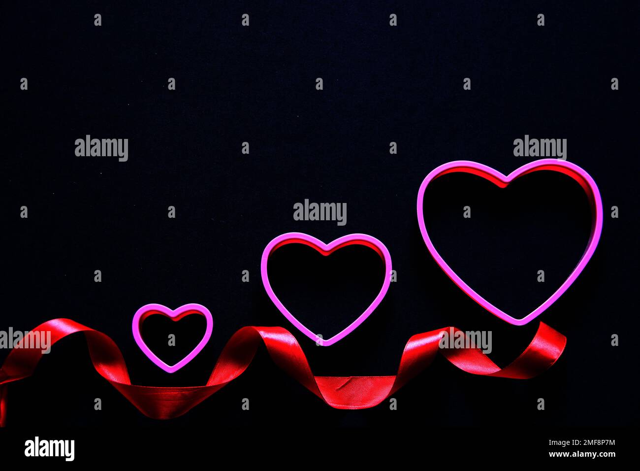 Hearts wallpaper red on black hi-res stock photography and images ...