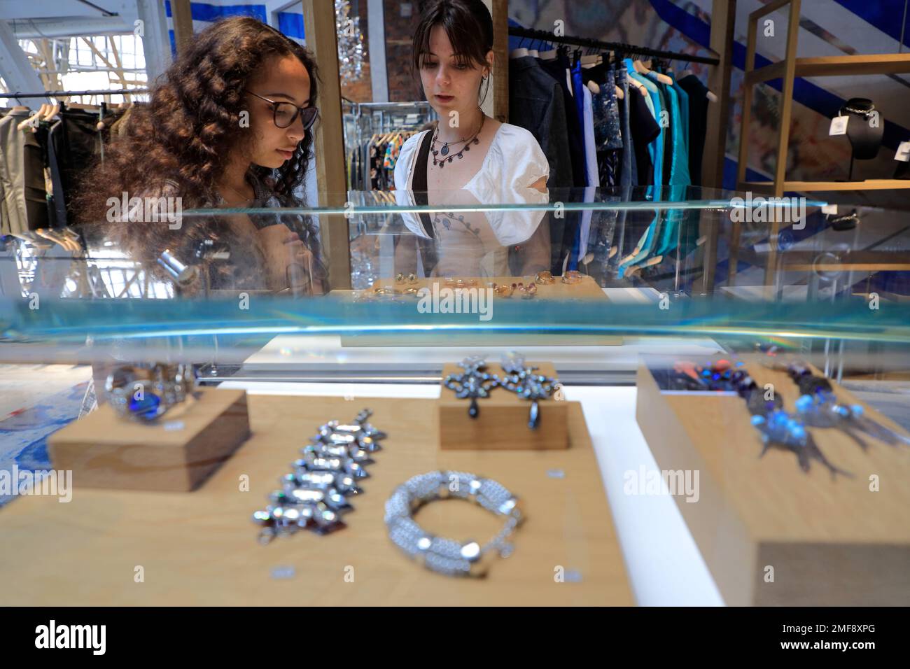 Customers browsing the vintage jewelries in 2e Printemps (Second Printemps) the secondhand clothes and accessories store in 7ieme Ciel (Seventh He Stock Photo