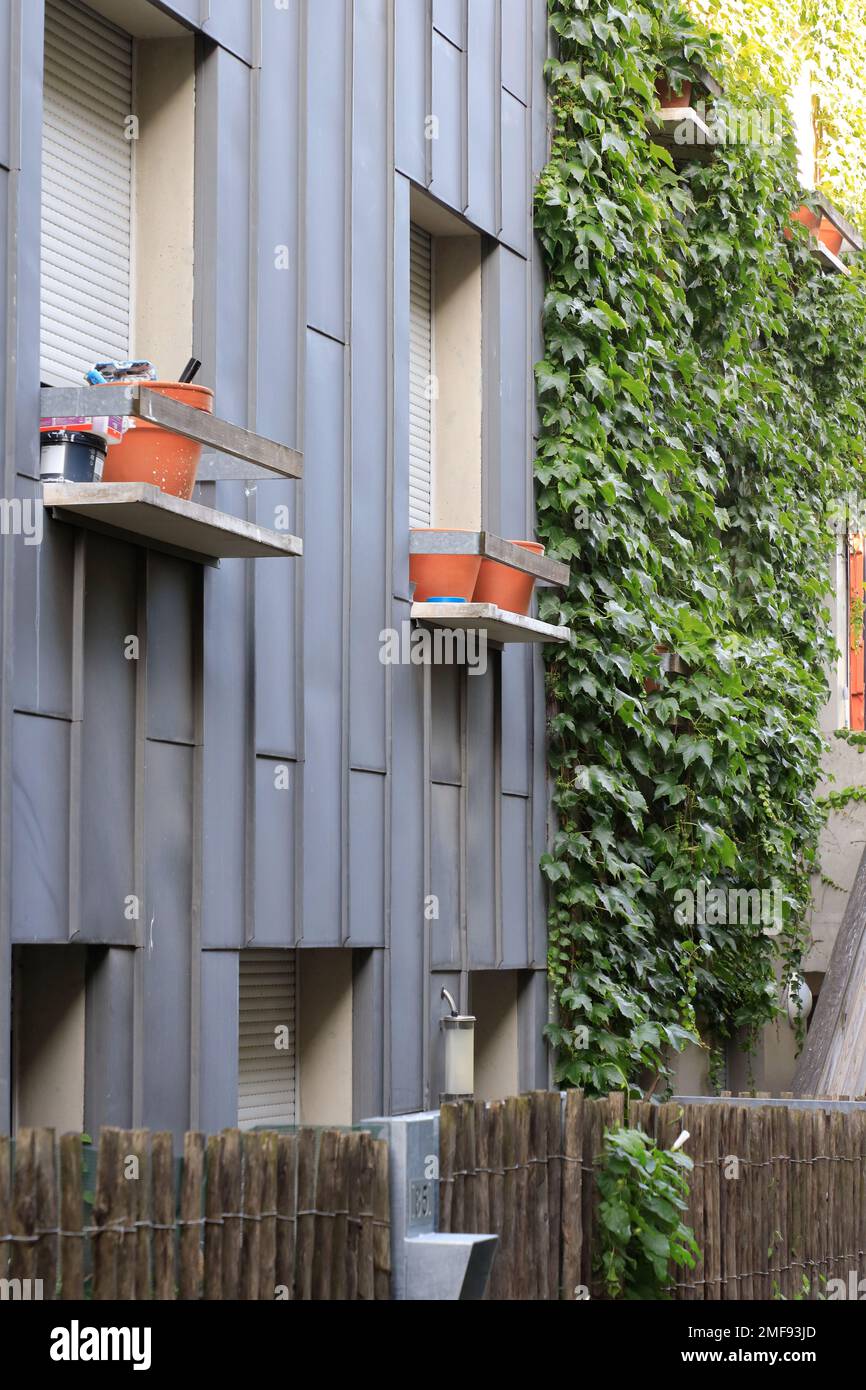 Villa des vignoles, Eden Bio a sustainable public housing project by  French architect Edouard François in 20eme arrondissement. Paris France Stock Photo