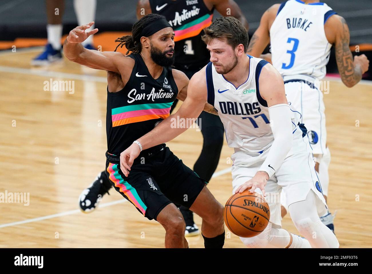 Dallas Mavericks guard Luka Doncic (77) drives around San Antonio Spurs ...