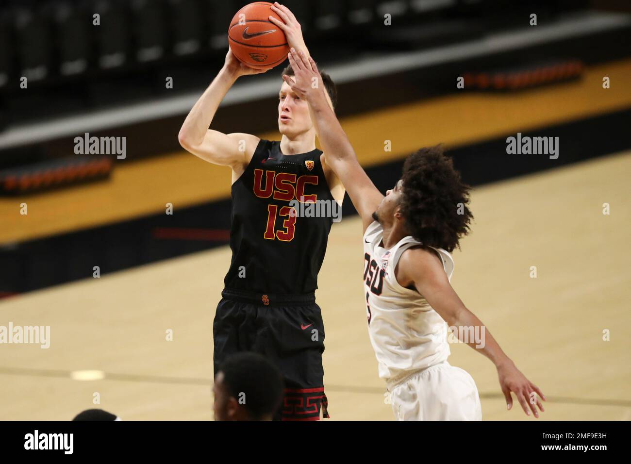 Oregon State's Ethan Thompson (5) tries to block a shot by Southern